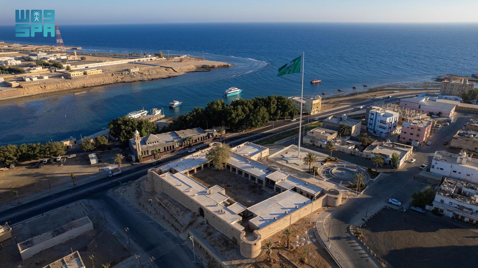 بإطلالة على الكورنيش.. قلعة الملك عبدالعزيز بضباء شاهدة على عز الوطن وشموخه