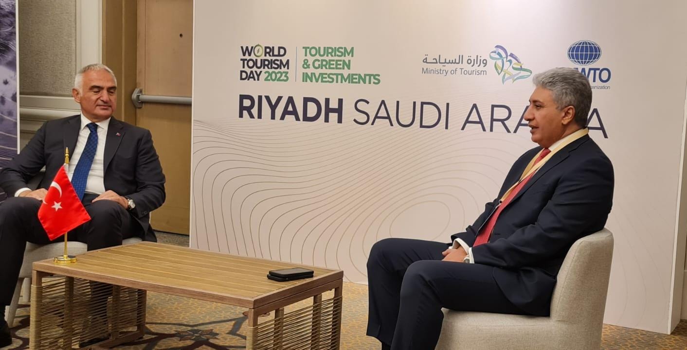 ** على هامش احتفالية يوم السياحة العالمي بالرياض معالي الأمين العام للمنظمة العربية للسياحة يبحث أوجه التعاون مع معالي وزير السياحة والثقافة بجمهورية تركيا