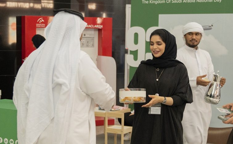 بمناسبة اليوم الوطني.. مطار الشارقة يحتفي بالمسافرين السعوديين