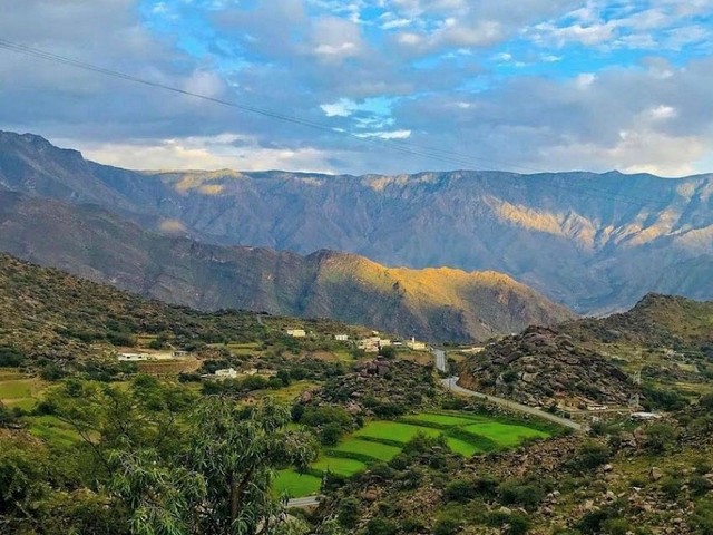 روح السعودية.. لحظات ممتعة فوق السحاب من أعلى قمم جبال تنومة