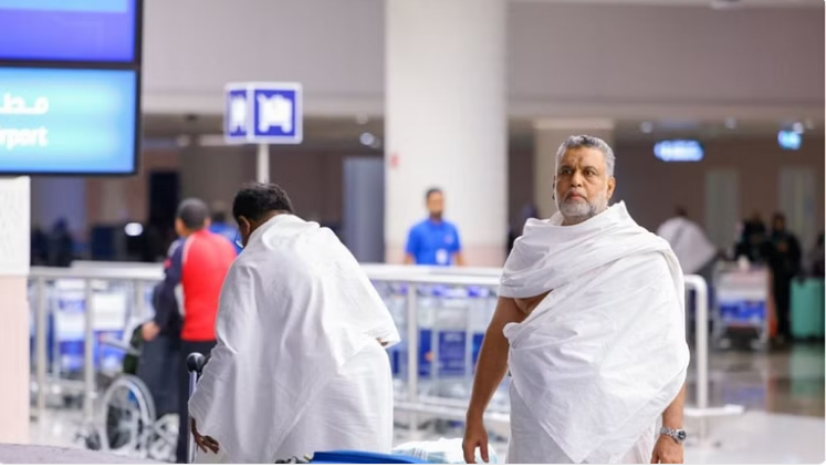 "مطار الملك عبدالعزيز" يعلن عن إيقاف خدمة نقل المعتمرين إلى مكة