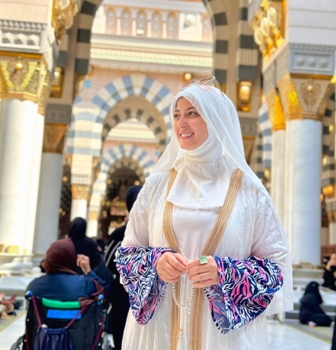 أسما رؤوف تنشر صورا جديدة لها من داخل المسجد النبوي