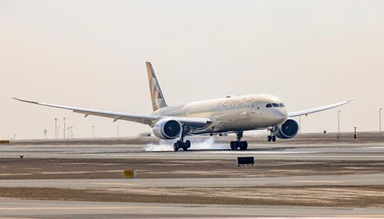 الاتحاد للطيران : وصول طائرة بوينج 787-10 دريملاينر الجديدة إلى مطار أبوظبي