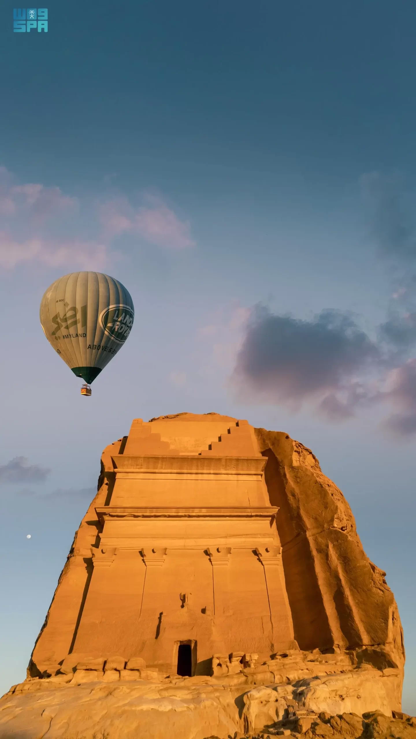 البالون الطائر يحلق في سماء العلا على مدار العام