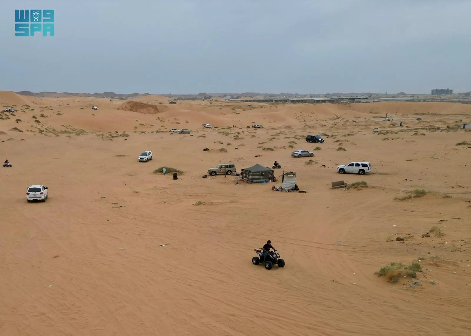 أجواء المطر تجذب الزوار لمنطقة الجوف