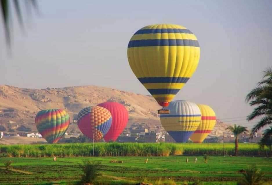 أكثر من 1400 سائح يستمتعون بمشاهدة معابد الأقصر من السماء