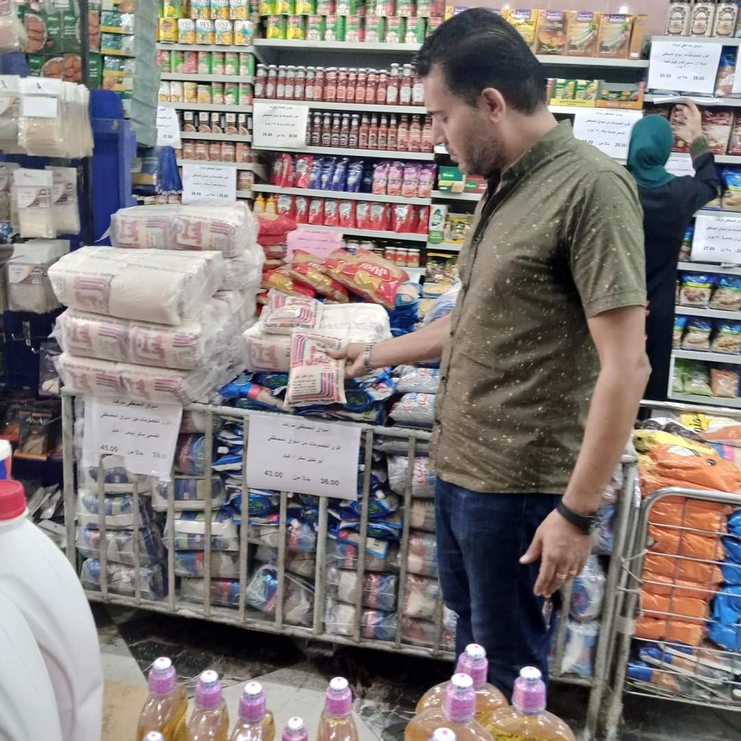 حملة تفتيشية من المدينة والتموين على المحلات لضبط الأسعار بالغردقة