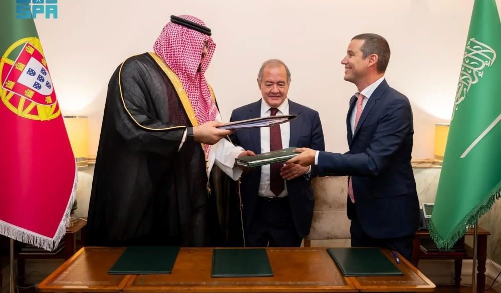 "الطيران المدني" توقّع مع وزارة البنية التحتية البرتغالية اتفاقية خدمات النقل الجوي