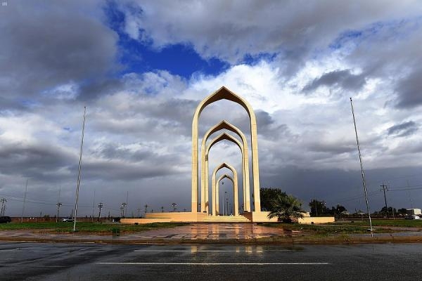 مجسم «بوابة تبوك».. عمل فني يجمع عناصر البيئة والموروث