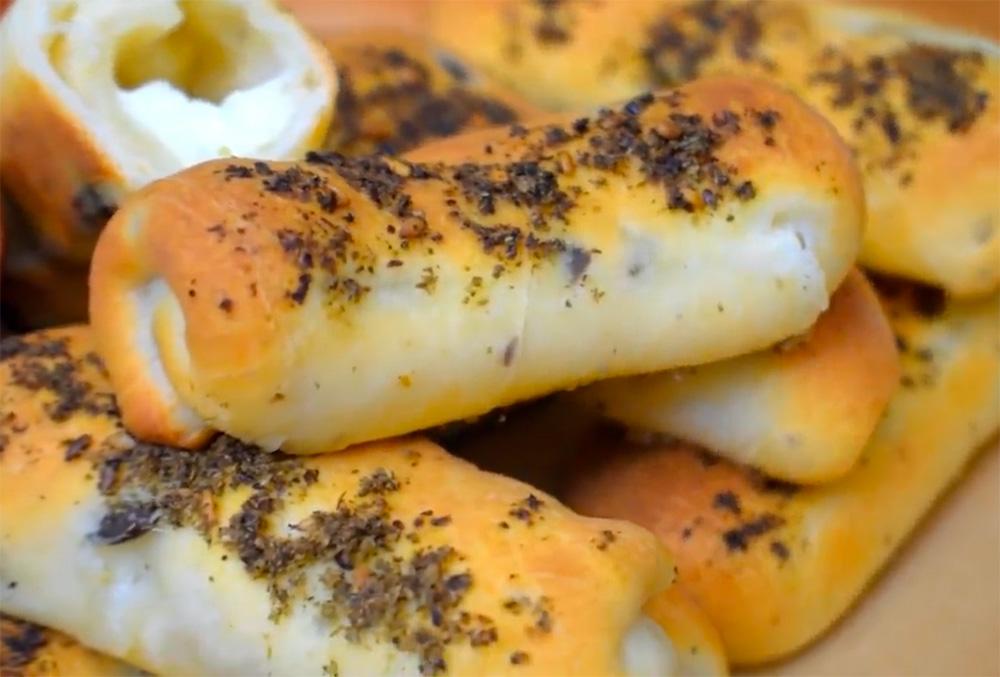 لفائف الزعتر.. أطيب المعجنات المشهورة في بلاد الشام
