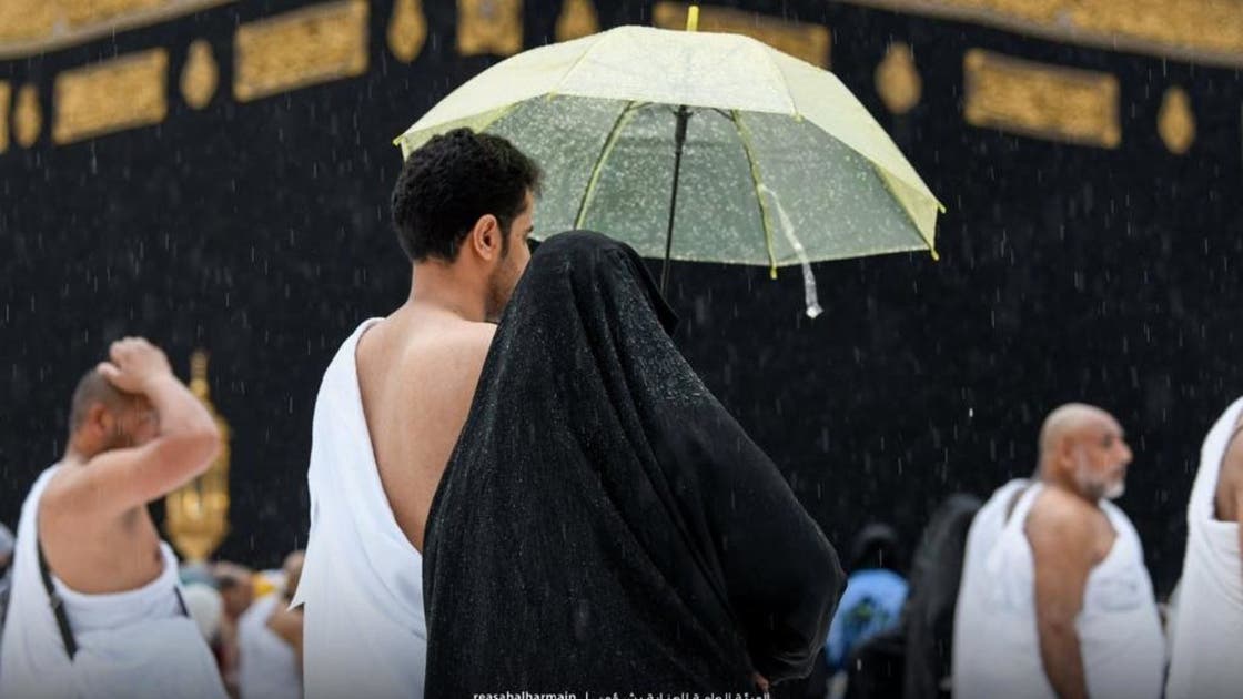 بالصور.. المعتمرون في المسجد الحرام تحت زخات المطر