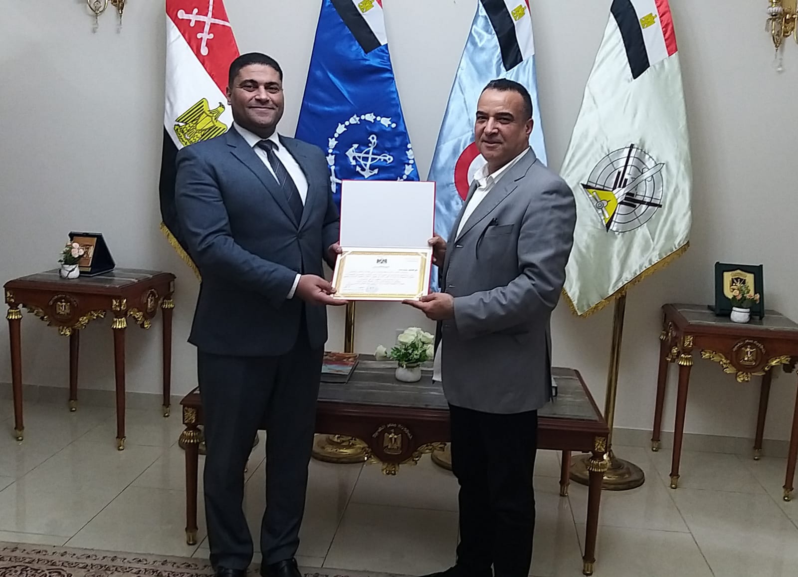 ملحق الدفاع المصري بمسقط يكرم الزميل محمد سعد