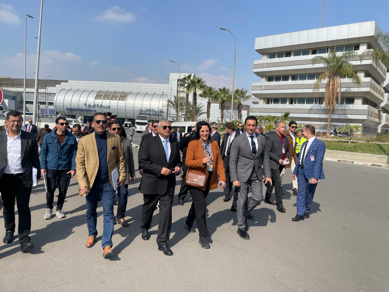 - جولة تفقدية لنائبي وزيري الطيران المدنى والسياحة والآثار بمطار القاهرة الدولي لتقييم تجربة السائحين به