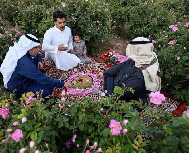 ورد الطائف .. فضاء عذب يصافح موائد إفطار الصائمين في ليالي رمضان
