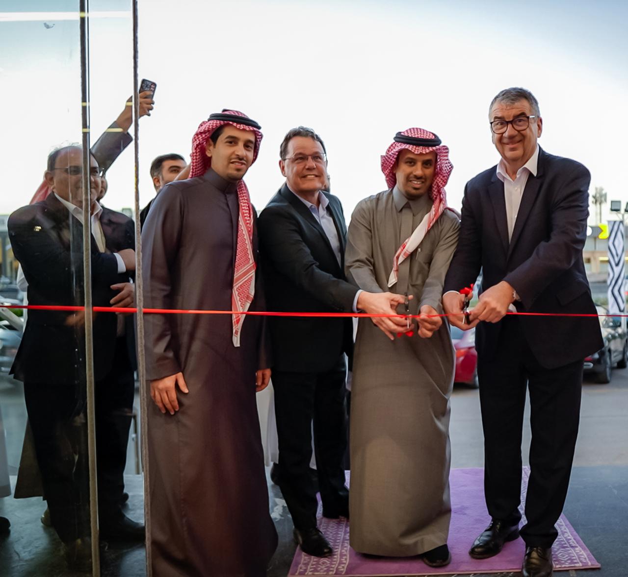 الوعلان للتجارة" تفتتح أول مراكز "رينو" في الرياض على مساحة 6,000 متراً مربعاً