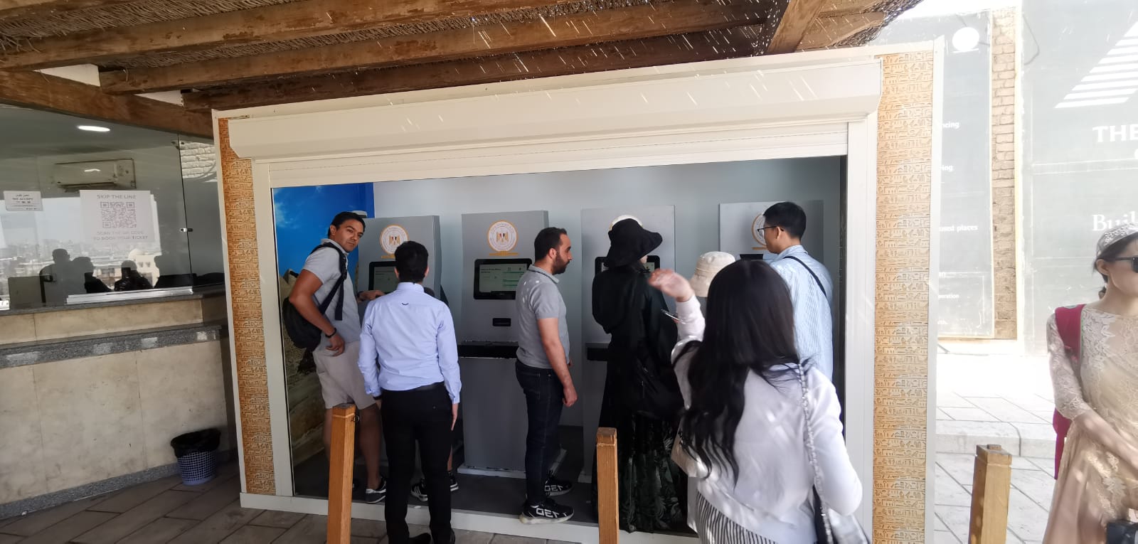 -تشغيل ماكينات الخدمة الذاتية لشراء تذاكر دخول منطقة أهرامات الجيزة