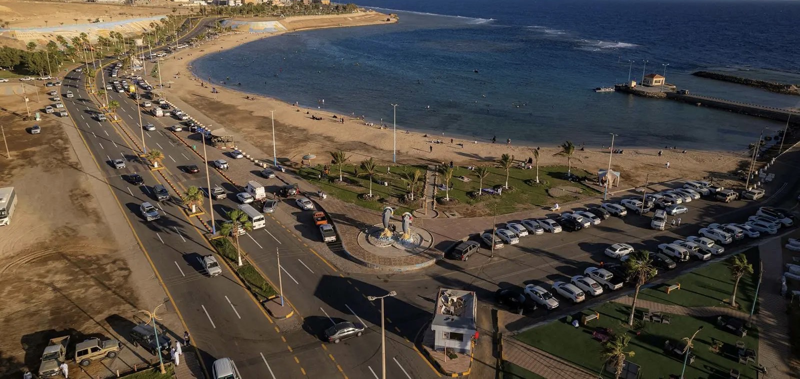 شاطئ "زاعم" شمال الوجه.. أيقونة الجمال على سواحل تبوك
