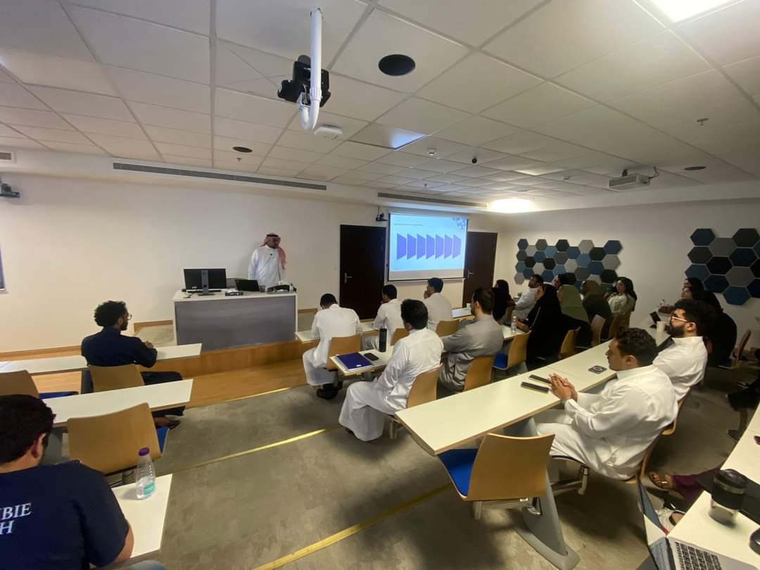 الأستاذ سعيد حامد يلهم طلبة الدراسات العليا برؤيته حول القيادة ونجاح شركة النهدي في صناعة الأدوية