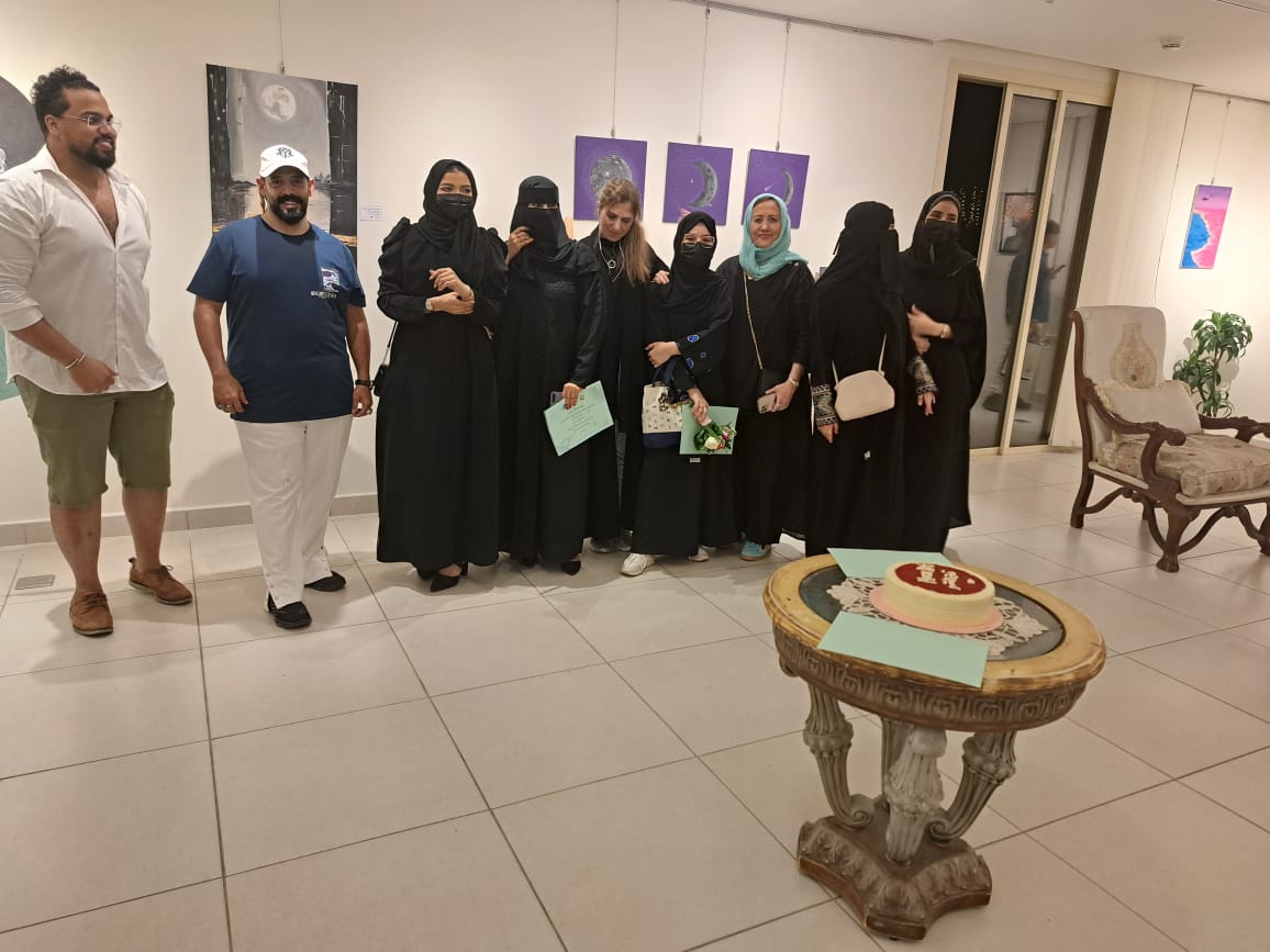 معرض القمر يتلألأ في جاليري تناغم الفن