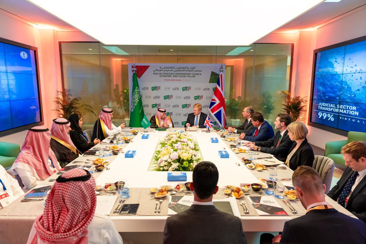 وزير التجارة يلتقي نائب رئيس وزراء بريطاني لتعزيز التعاون وتطوير الشراكة بين البلدين والاستفادة من الفرص الواعدة في رؤية 2030