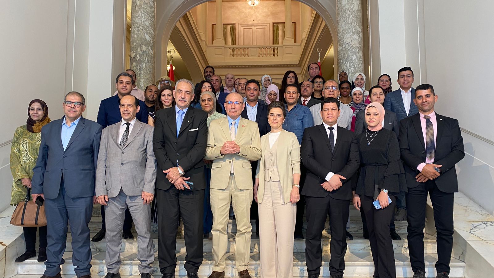 مواهب الأوبرا تغنى منوعات كلاسيكية من الموسيقى العربية