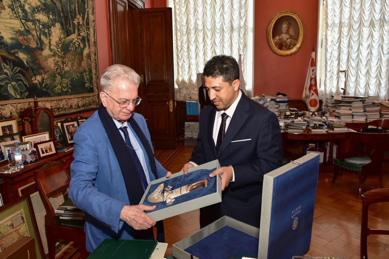 متحف عُمان عبر الزمان يبحث سُبل التعاون مع متحف الإرميتاج في روسيا