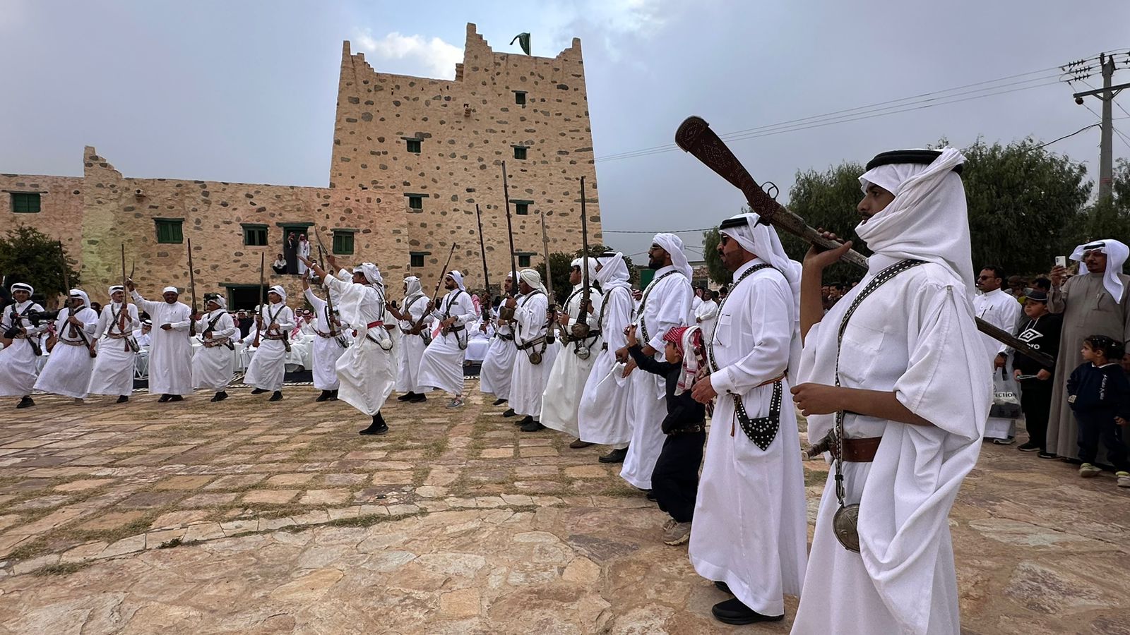 ٢٠حرفي يشاركون بعرض أعمالهم الحرفية والفنية خلال فعاليات صيف النماص
