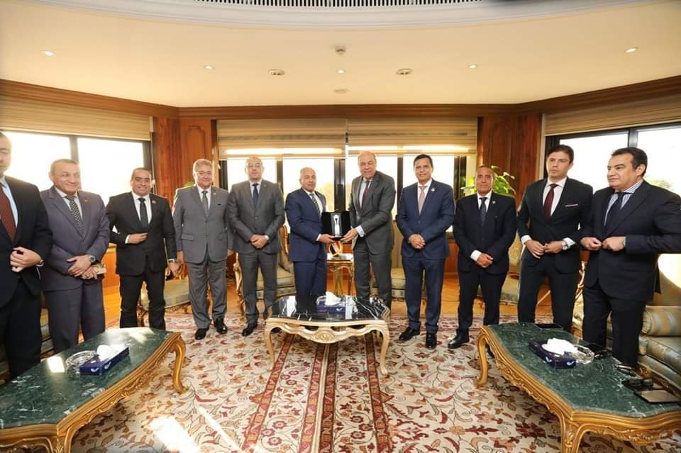 وزير الطيران المدني يستقبل وفداً من حزب حماة الوطن