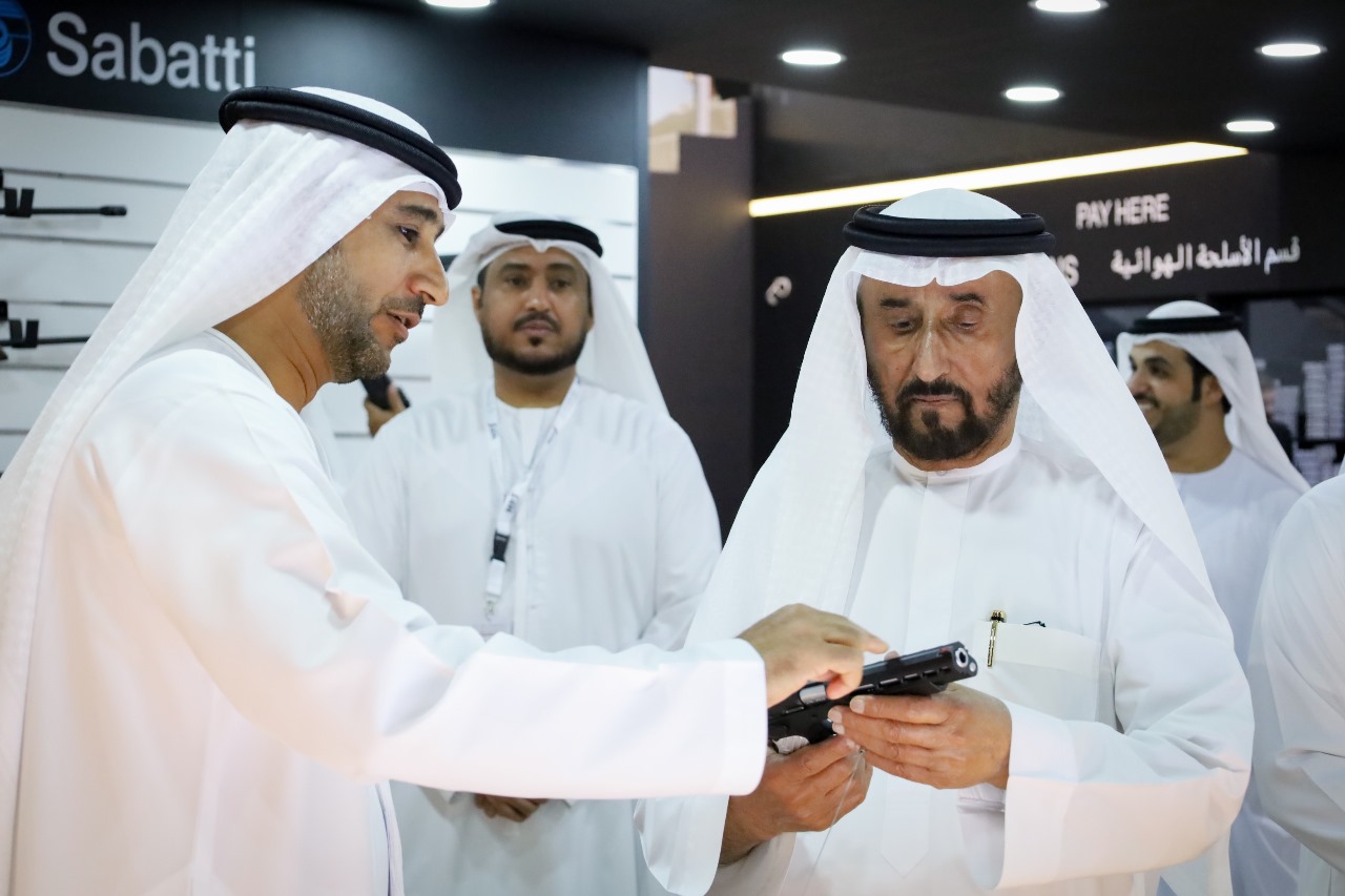 فيصل بن سلطان القاسمي يزور جناح تسليح القابضة ويبدي إعجابه بمعدات بالمعروضات من الاسلحة النارية ومعدات الصيد