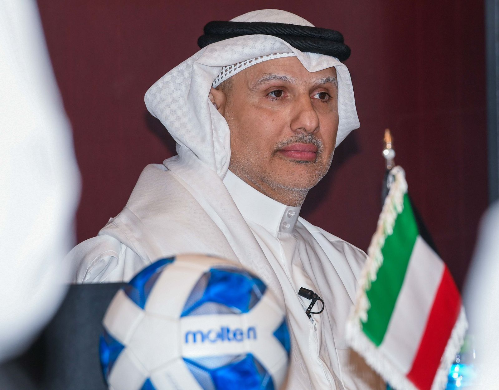 معدل أعمار “٢٤ عامًا” واستقرار تدريبي وإداري .. استراتيجية “الشاهين” تحلق بمستقبل الكرة الكويتية