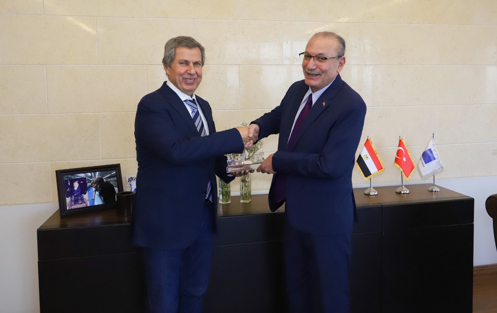 سفير تركيا بالقاهرة صالح موطلو شن يزور مجموعة شركات شرباتي الاستثمارية التركية بمدينة السادات برفقة مجموعة من الصحفيين المصريين.