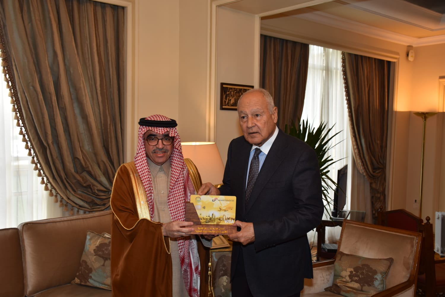 آل فهيد يسلم مجسم بطاقة فيزا السائح العربي لمعالي أمين جامعة الدول العربية بالقاهرة
