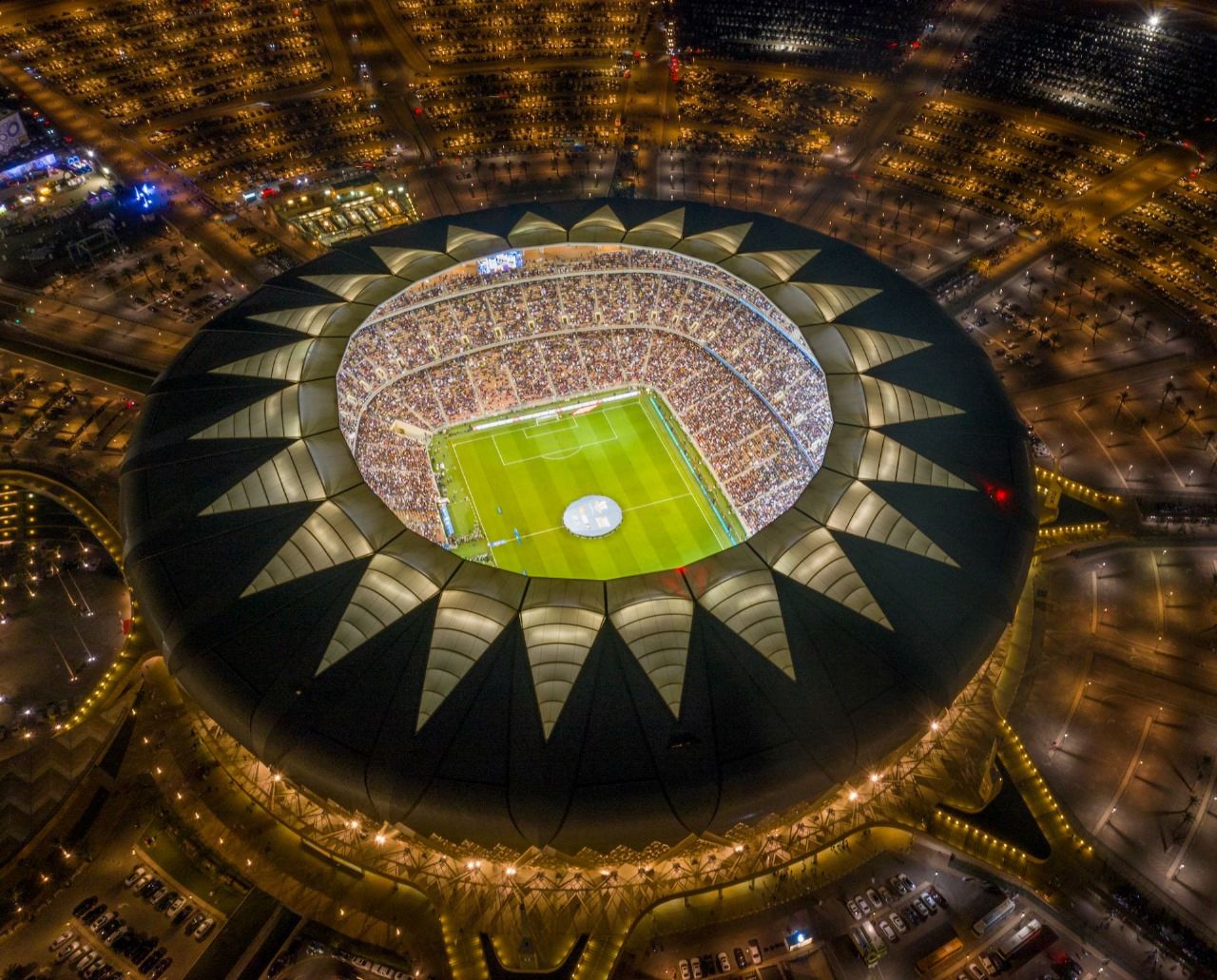 اكتشف سحر جدة السياحي وتذوّق أشهى الأطباق خلال زيارتك لحضور كلاسيكو الهلال والاتحاد في يوم التأسيس