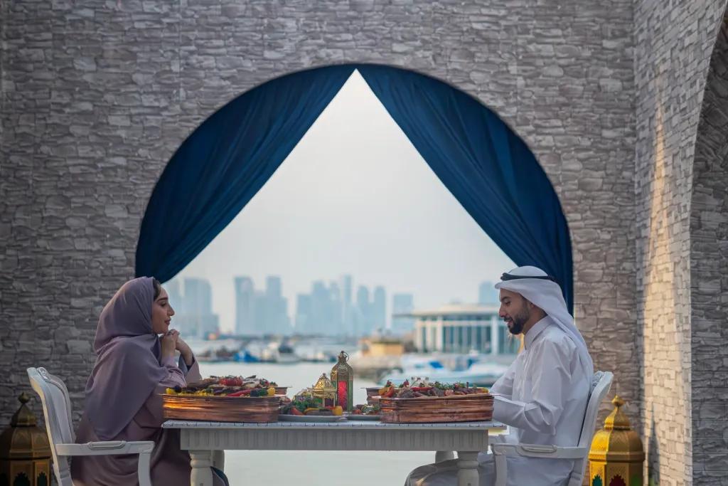 خيمة الخليج في فندق ريكسوس : واحة رمضانية على شاطئ البحر حيث تلتقي التقاليد بالأناقة الحديثة