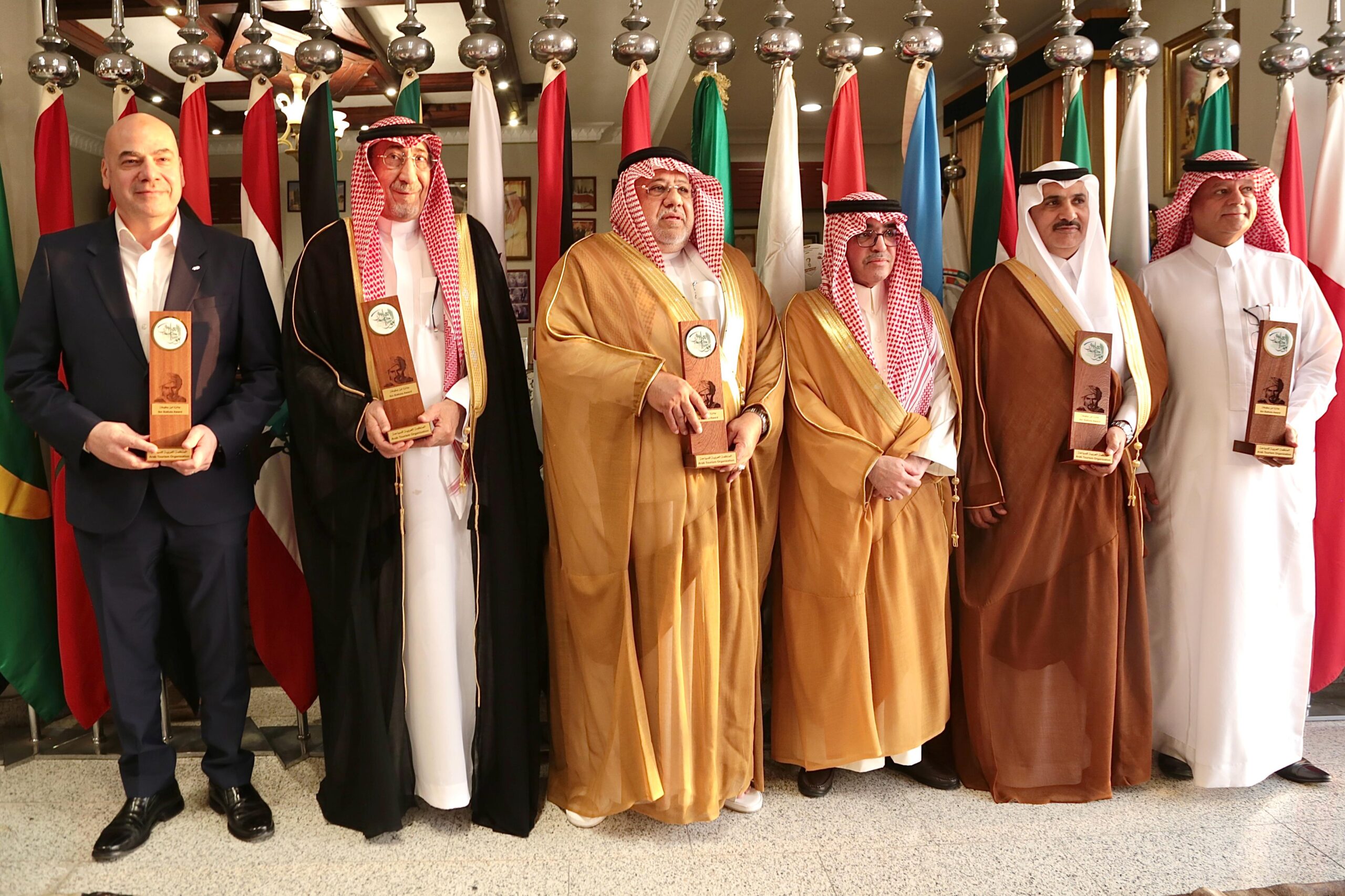 *المنظمة العربية للسياحة تقلد الدكتور السفير على الناقور جائزة إبن بطوطه للسياحة لعام 2025