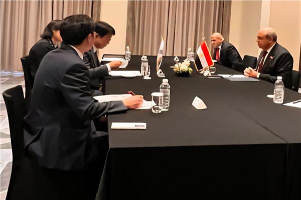 وزير الطيران المدني يبحث مع كوريا تطوير البنية التحتية وتطبيق الحلول الرقمية