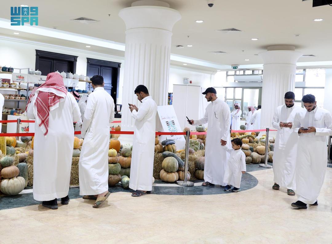 أكثر من 150 نوعًا من اليقطين تستهوي زوار معرض أطايب ثمار القصيم