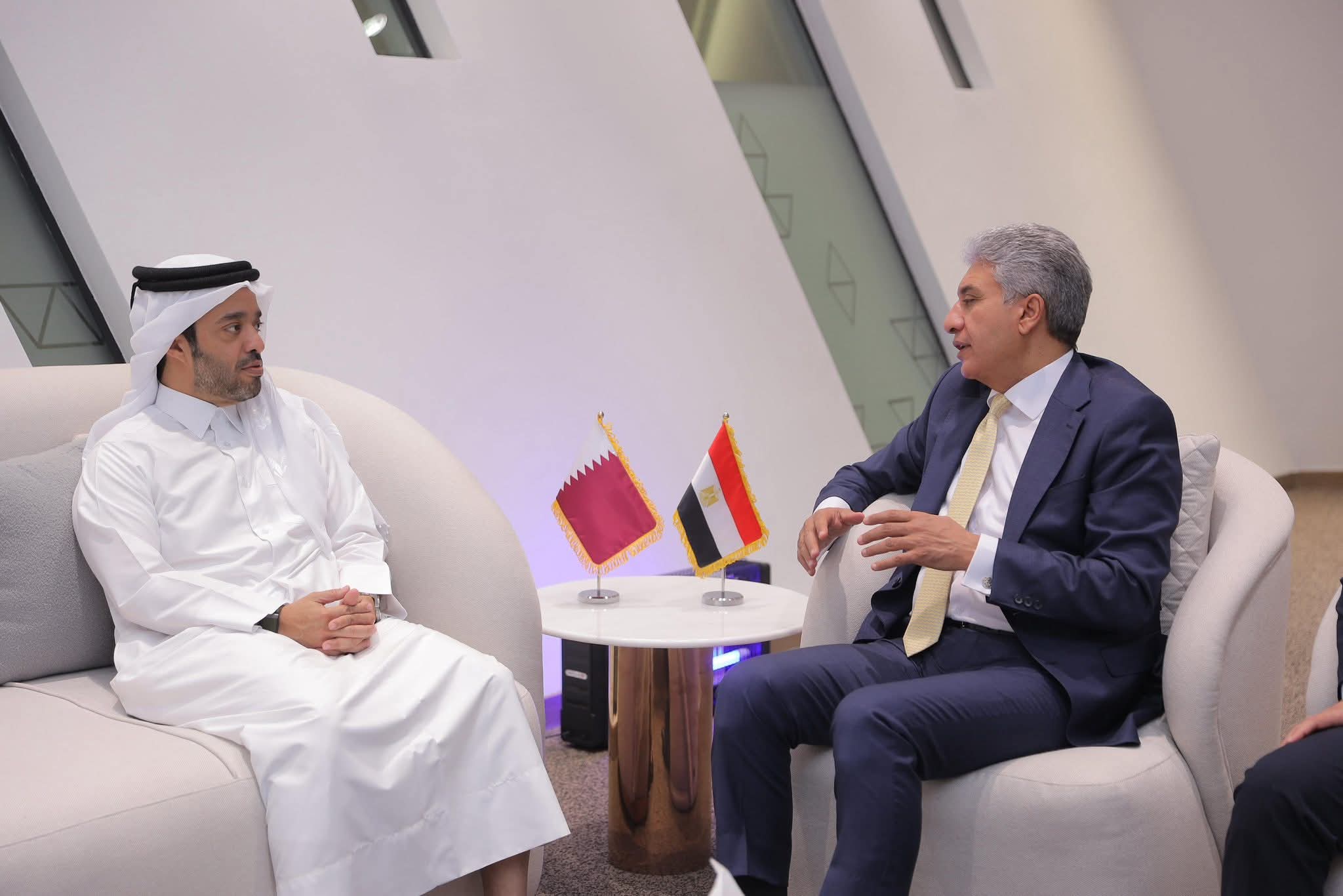وزير السياحة المصري يستقبل رئيس هيئة قطر للسياحة لبحث سبل تعزيز التعاون السياحي بين البلدين