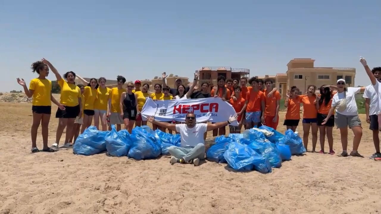 حملة نظافة للشواطى وقاع البحر بالمركز السياحى بالغردقة