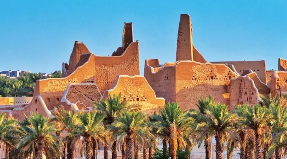 السياحة في السعودية تنوع طبيعي وثقافي  يجذب السياح من مختلف أنحاء العالم 