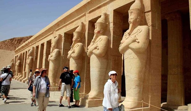 مصر تحقق «قفزة» في إيرادات السياحة رغم التحديات الإقليمية
