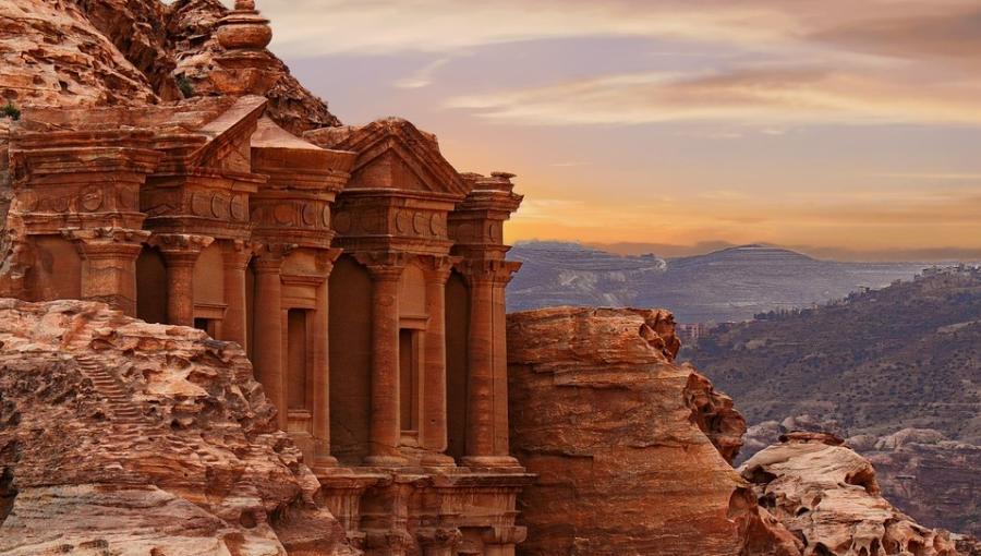 البترا تعلن إغلاق جميع الفنادق الشعبية وتسريح 700 موظف