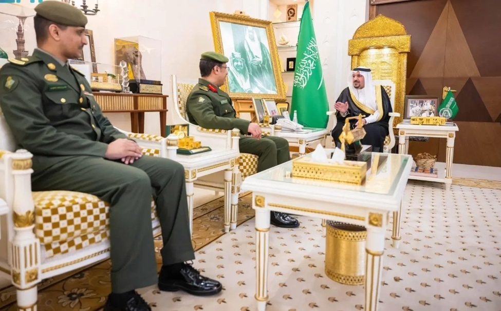 أمير القصيم يتسلم التقرير السنوي لجوازات المنطقة.. ويشيد بالتحول الرقمي وجودة الأداء