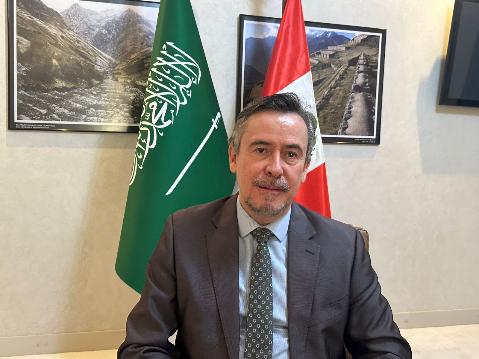 سفير بيرو في الرياض ريكاردو سيلفا سانتيستيبان بنزا: المطبخ البيروفي جسر ثقافي يربط بين الشعوب…ومهرجان الرياض يعكس متانة العلاقات مع المملكة