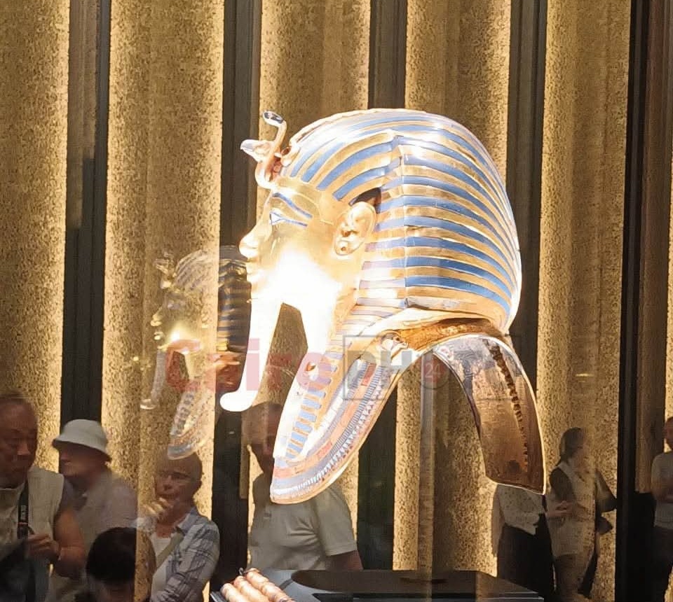 القناع الذهبي لتوت عنخ آمون يخطف أنظار السائحين بالمتحف المصري الكبير