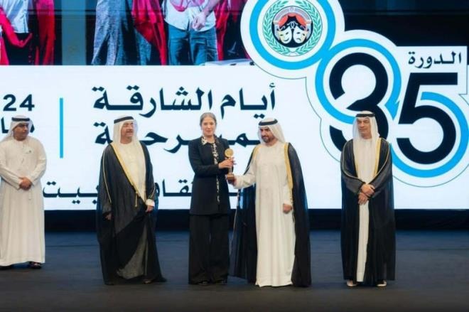 أماني بلعج.. إبداع تونسي يضيء خشبة المسرح في أيام الشارقة المسرحية