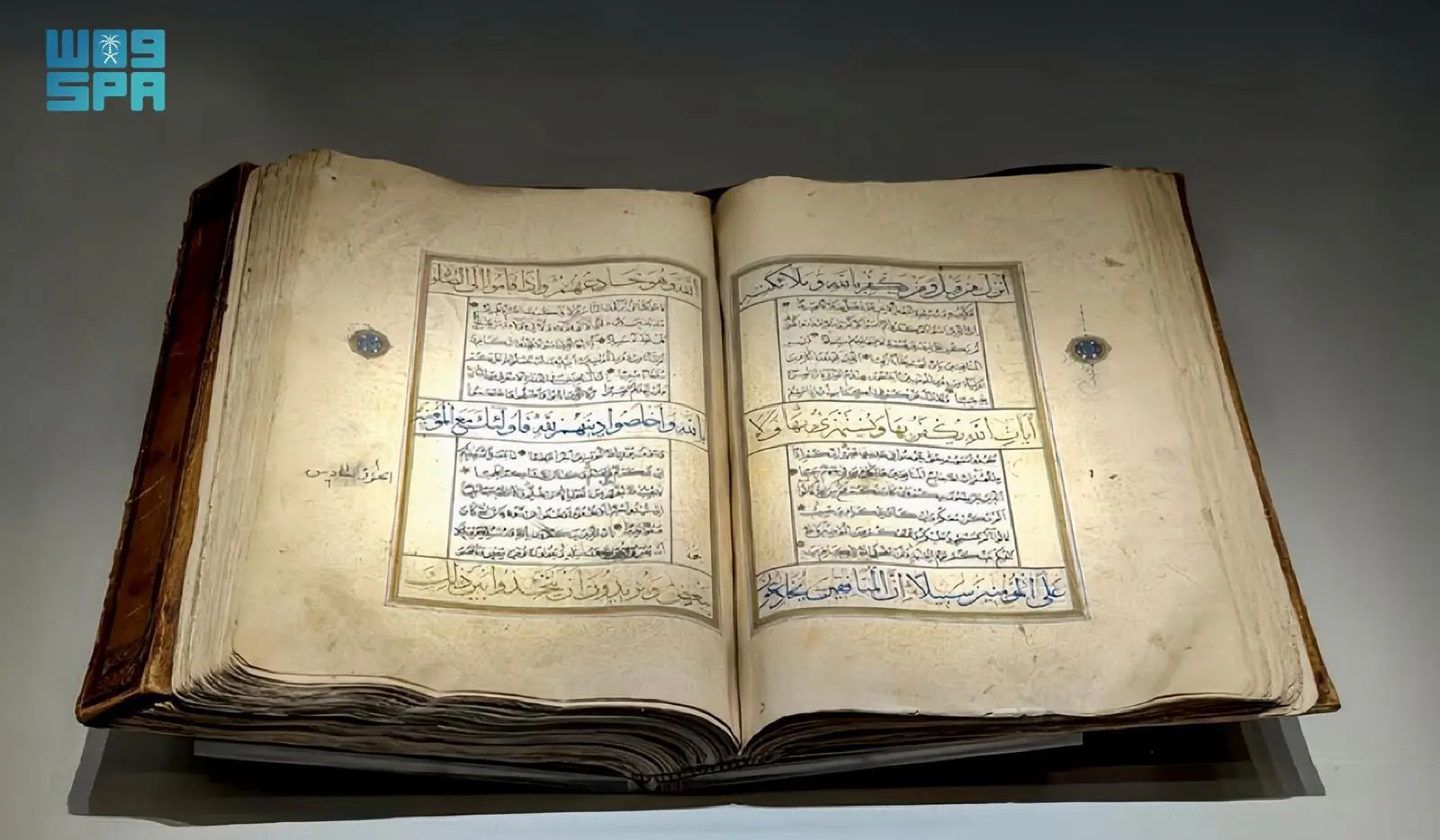 متحف القرآن الكريم بـ «حي حراء الثقافي» يعرض مصحفاً شريفاً مزخرفاً يعود للقرن الـ 13 الهجري