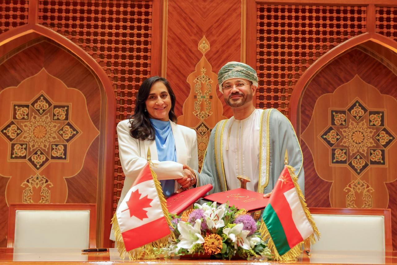 عُمان وكندا تعززان شراكتهما الاستراتيجية خلال أول زيارة لوزير خارجية كندي إلى مسقط منذ عقد