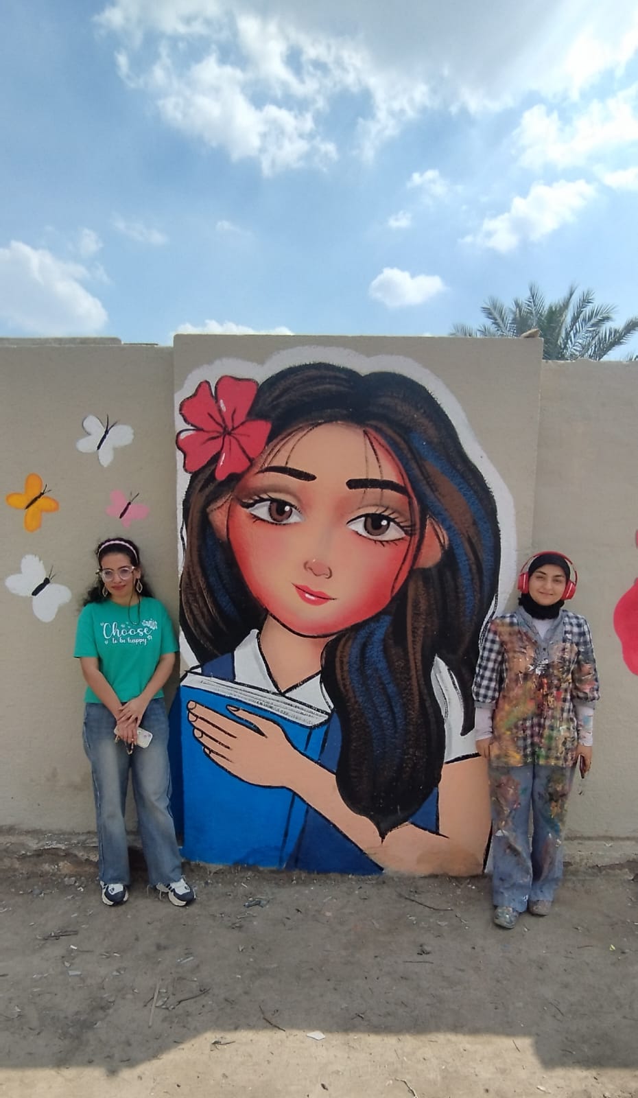 الفراشات ينثرن البهجة ويلونون الجدران انطلقت الفكرة من خلال الرسم على جدار مدرسة