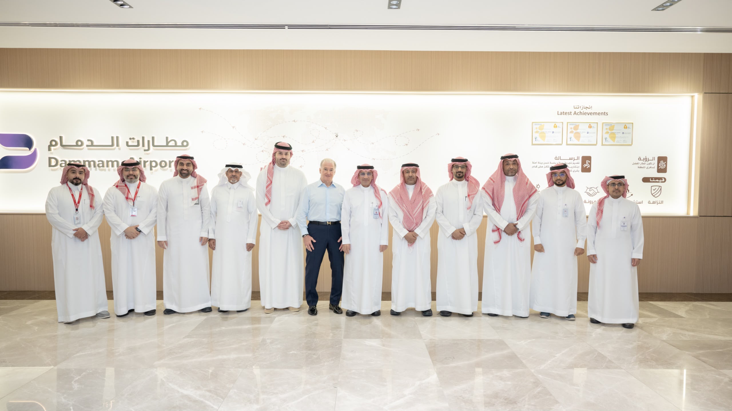 الرئيس التنفيذي لمطارات الدمام يلتقي رئيس مجلس إدارة شركة يونيفرسال بمناسبة قرب بدء تشغيل الطيران العام
